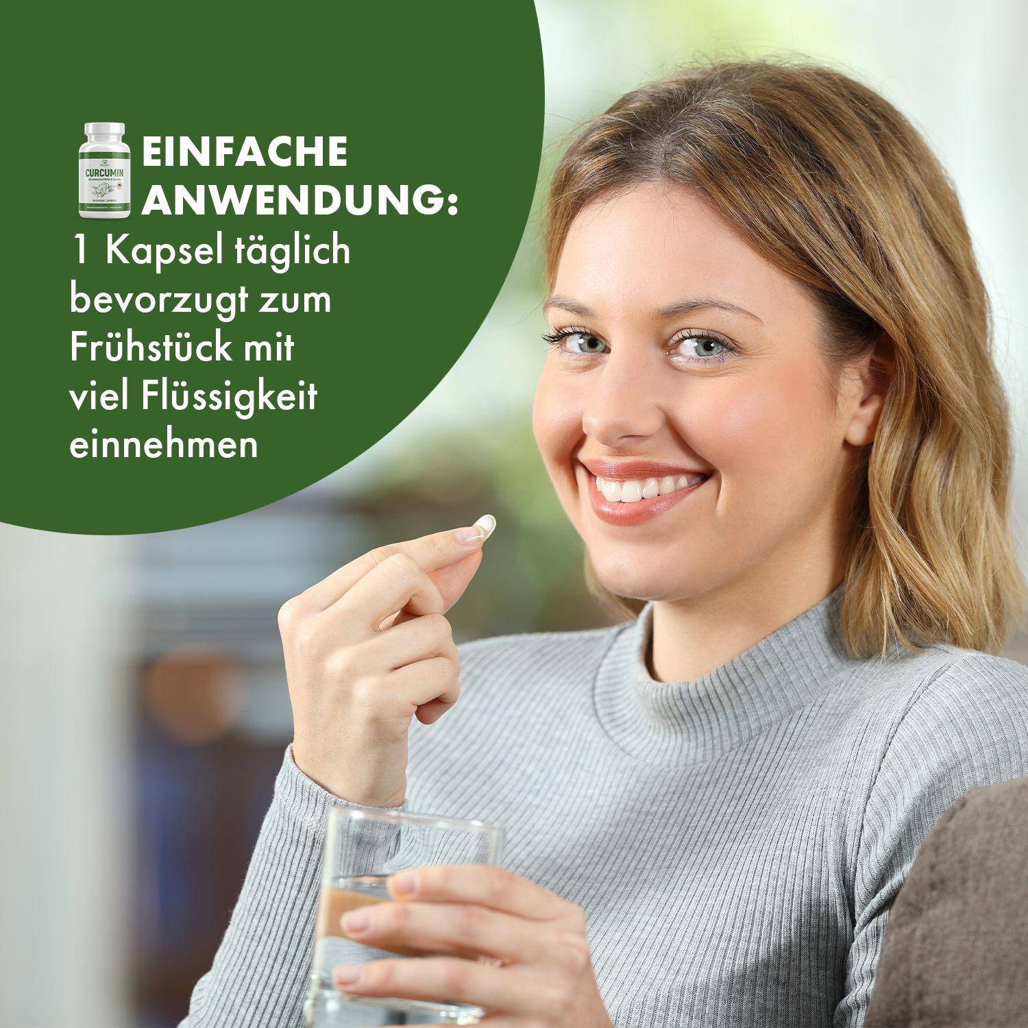 Frau hält Kapsel und Glas Wasser. Text: EINFACHE ANWENDUNG: 1 Kapsel täglich bevorzugt zum Frühstück mit viel Flüssigkeit einnehmen.
