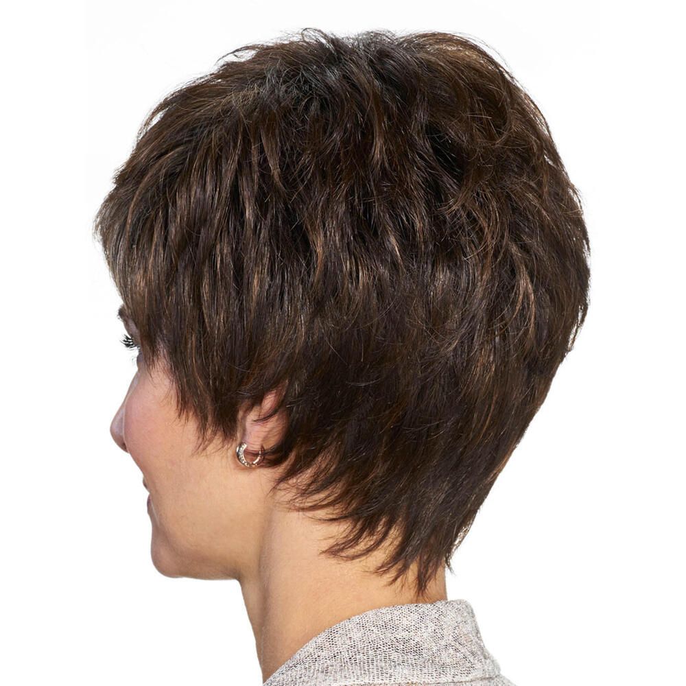 Kurzhaarperücke mit braunen Strähnen. Frau von hinten. Graues Oberteil. Ohrringe.