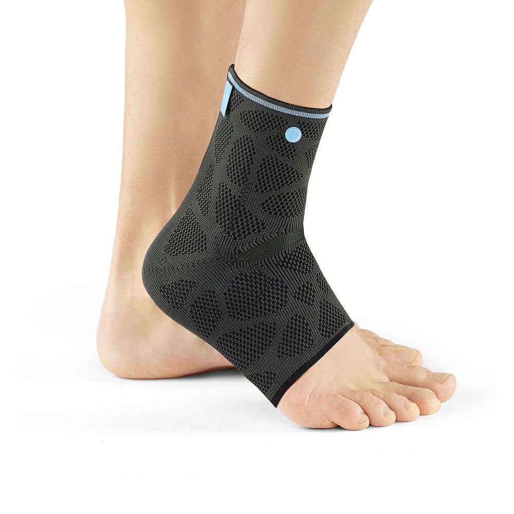 Schwarze Knöchelbandage am Fuß. Blaues Detail am oberen Rand. Geometrisches Muster.