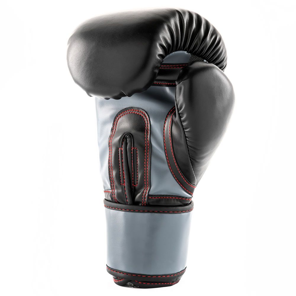Schwarzer UFC Boxhandschuh, Seitenansicht. Graue Handgelenkstütze mit roter Naht. UFC-Logo.