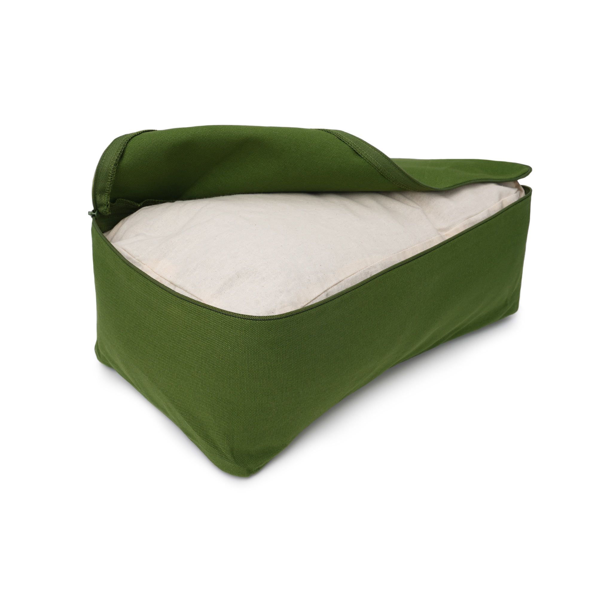 Grüner Bezug eines Yogakissens geöffnet, der weiße Innensack ist sichtbar.