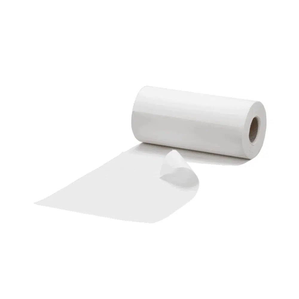 Rolle aus weißem Material, ein Blatt abgerollt. Auf hellem Untergrund.
