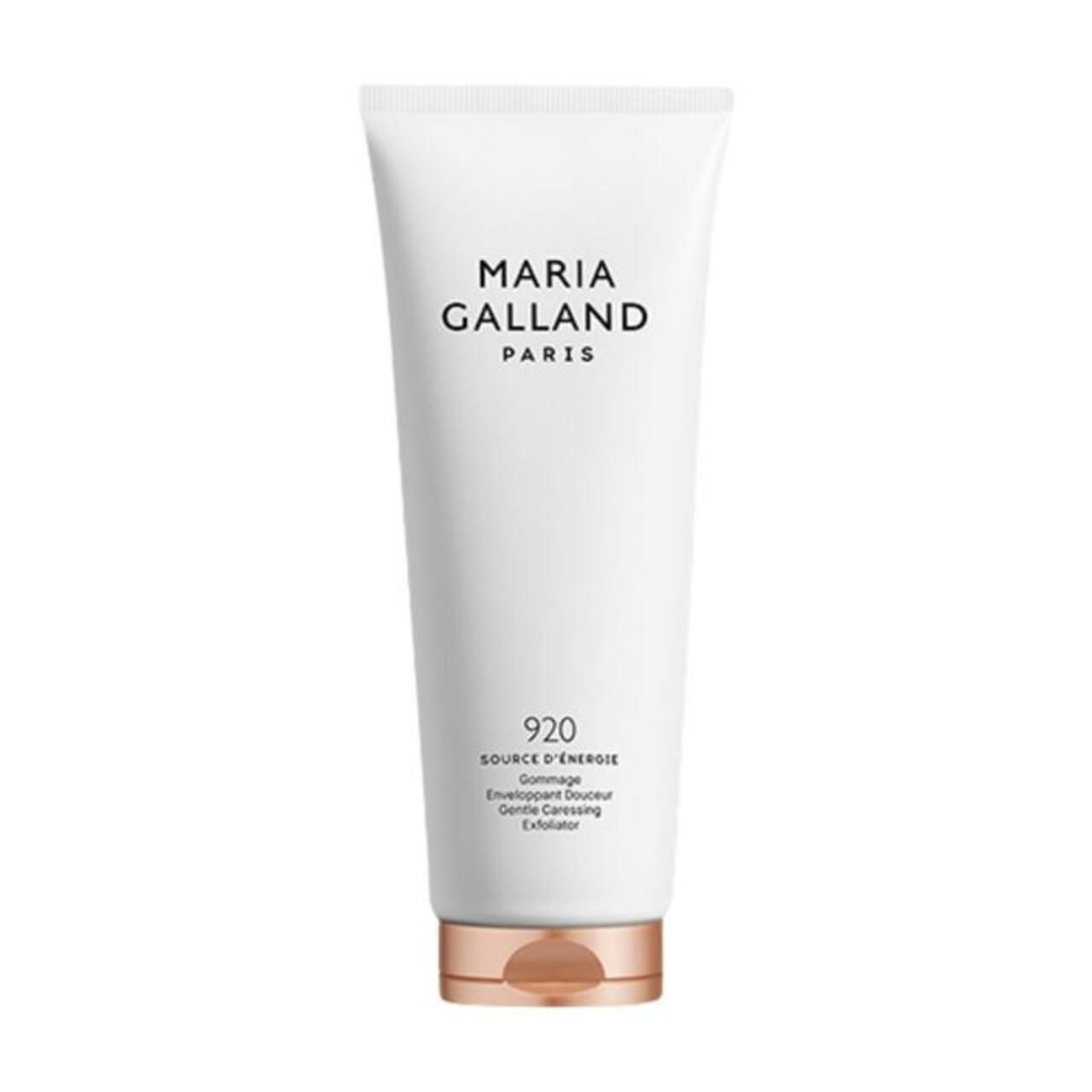 Weiße Tube mit Produkt von Maria Galland Paris. Aufschrift: 920, Gommage Enveloppant Douceur, Exfoliator. Goldfarbener Verschluss.