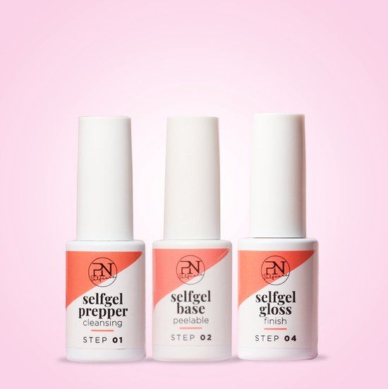 Drei Flaschen mit weißen Deckeln. Auf den Etiketten stehen 'selfgel prepper', 'selfgel base' und 'selfgel gloss'.