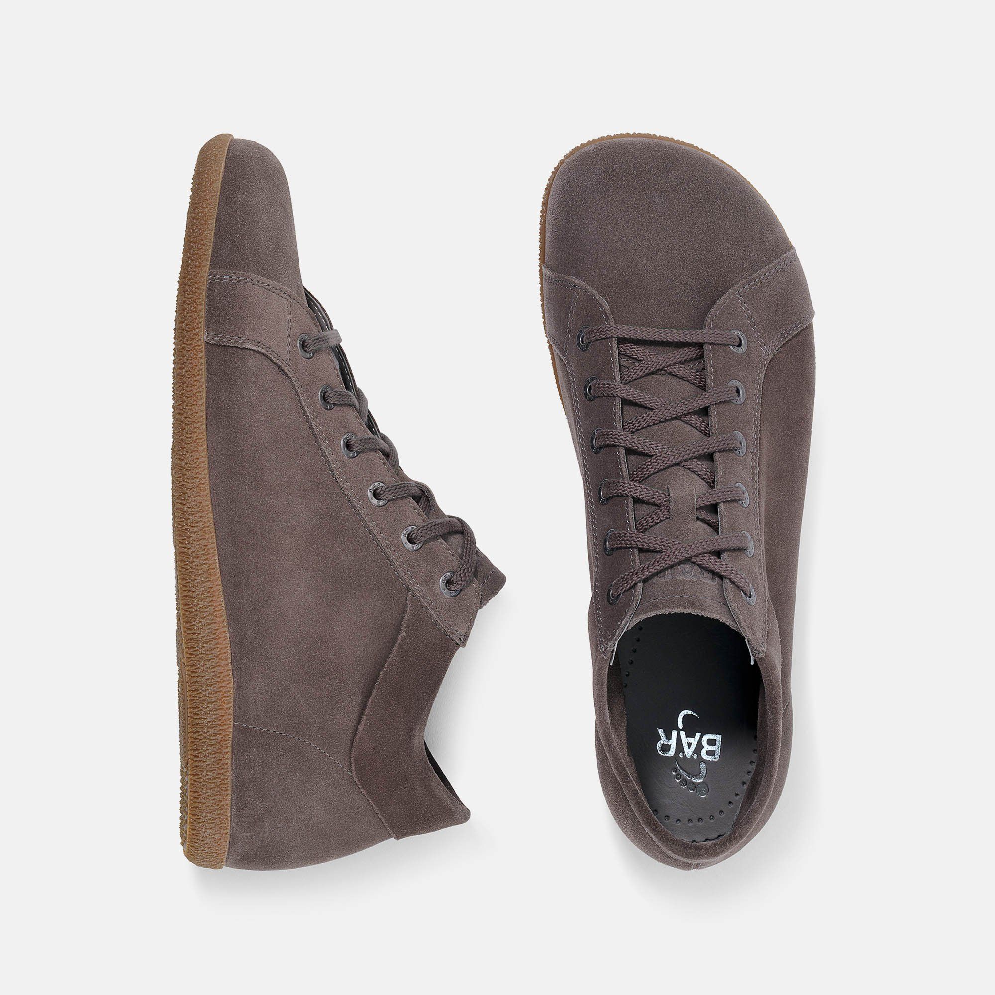 Graue Stiefelette, Draufsicht. Braune Sohle. Innensohle mit Logo.