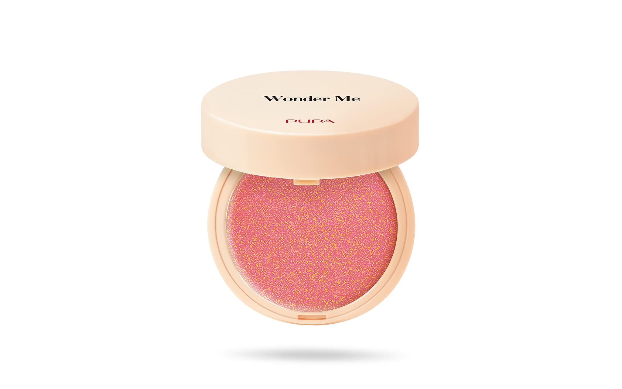 Runder, offener Blush-Kompaktpuder mit rosafarbenem Inhalt. Der Deckel ist hellbeige mit dem Schriftzug "Wonder Me".