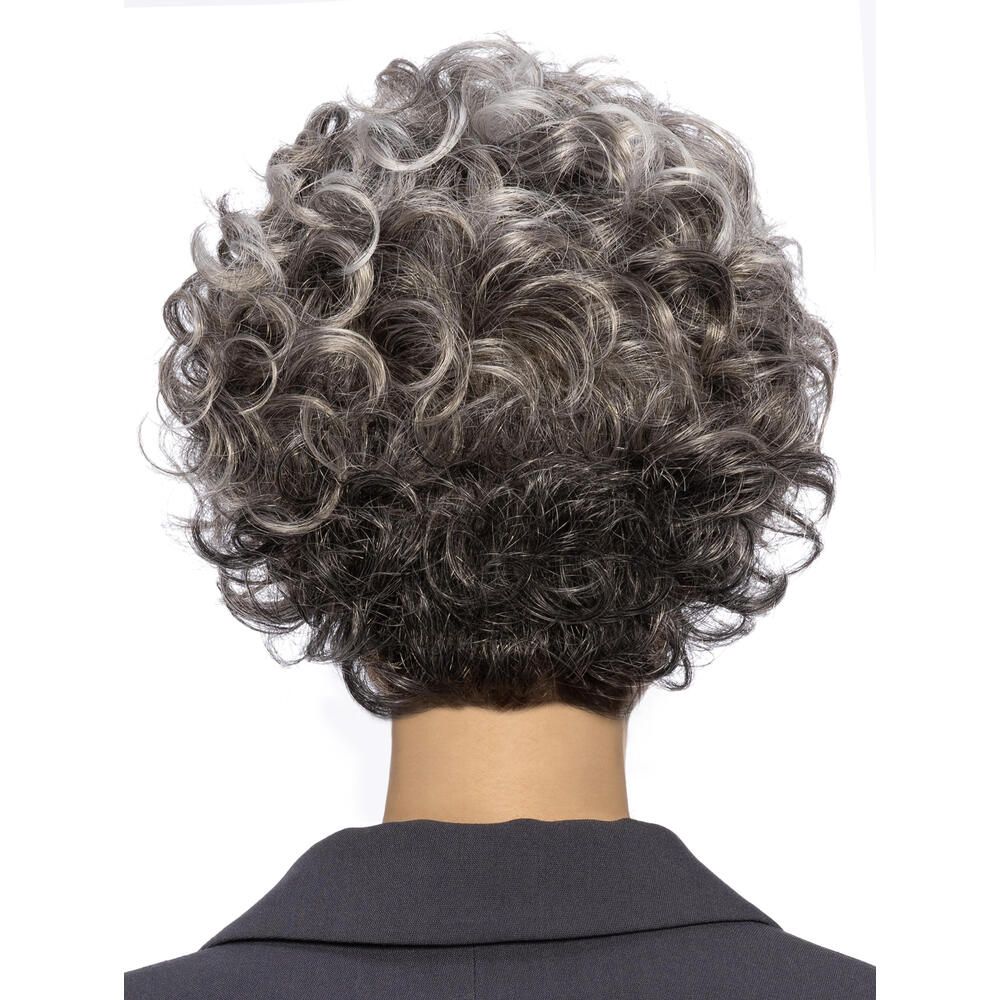 Perücke mit lockigem, grauem Haar. Die Frau trägt einen dunklen Blazer. Rückansicht.