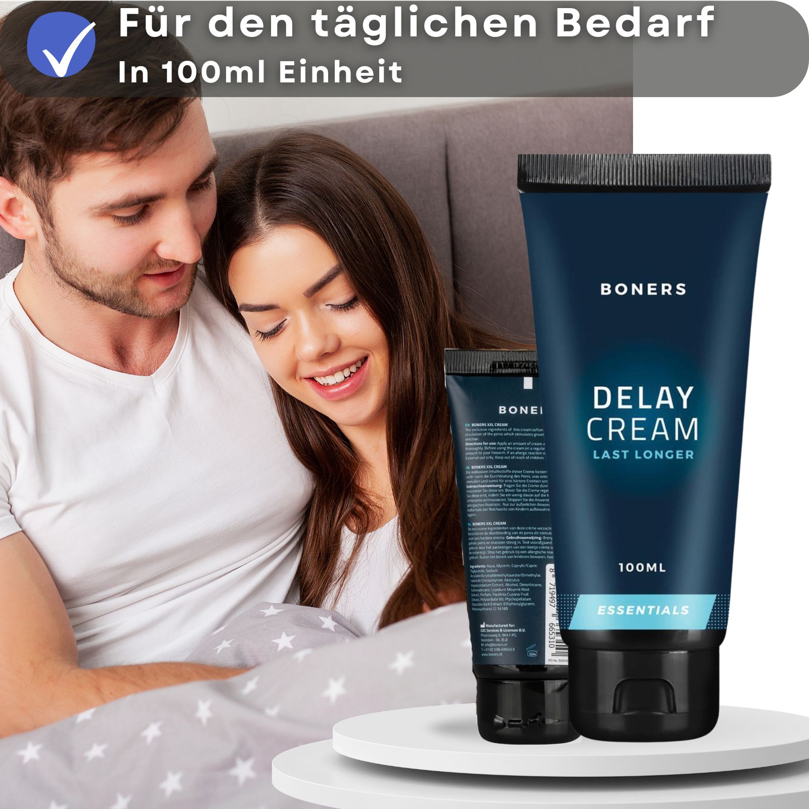 Zwei dunkelblaue Tuben mit schwarzem Deckel. Text: BONERS, Delay Cream, 100ml. Text auf blauem Hintergrund. Paar im Bett.
