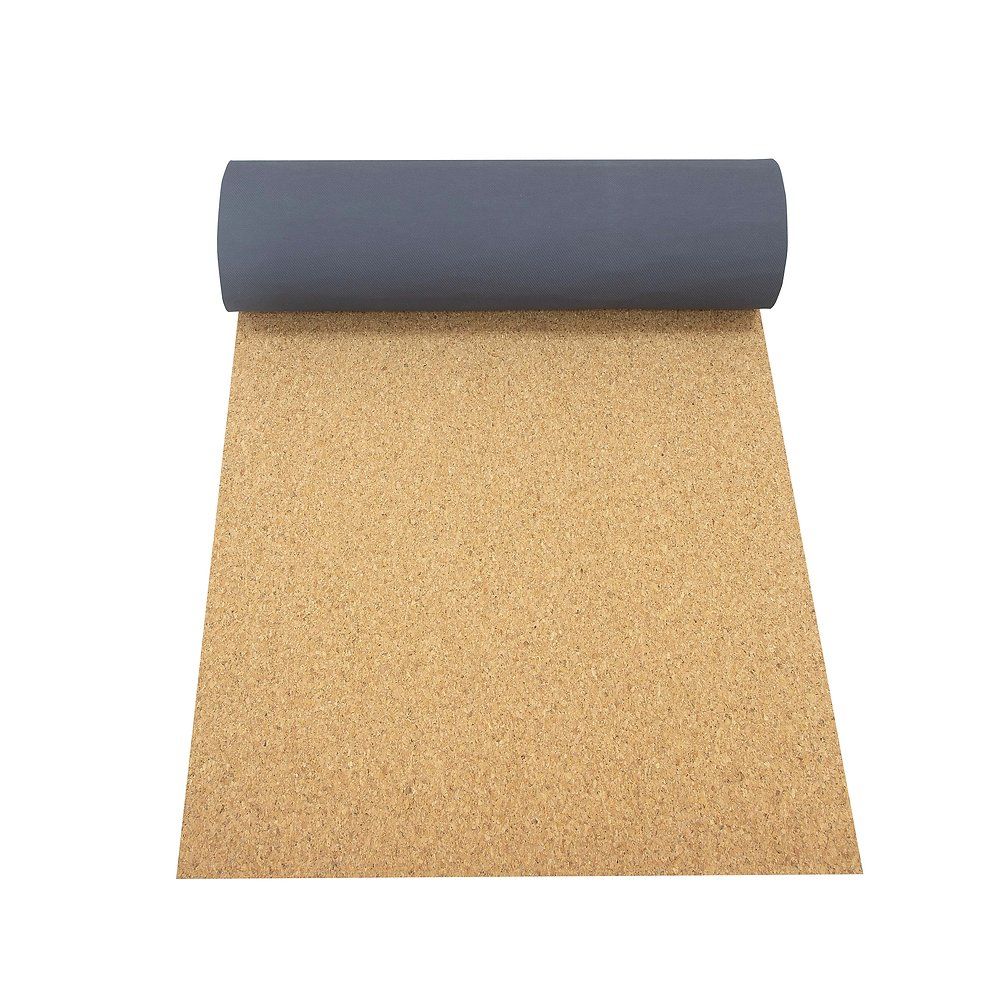 Gerollte Yoga-Matte mit grauer Außenseite und Kork-Innenseite. Auf ausgebreiteter Korkseite.