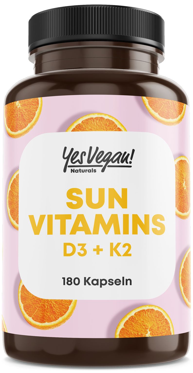 Braune Flasche mit Kapseln. Aufschrift: Yes Vegan! Naturals, Sun Vitamins D3 + K2, 180 Kapseln. Hintergrund: Orangen.