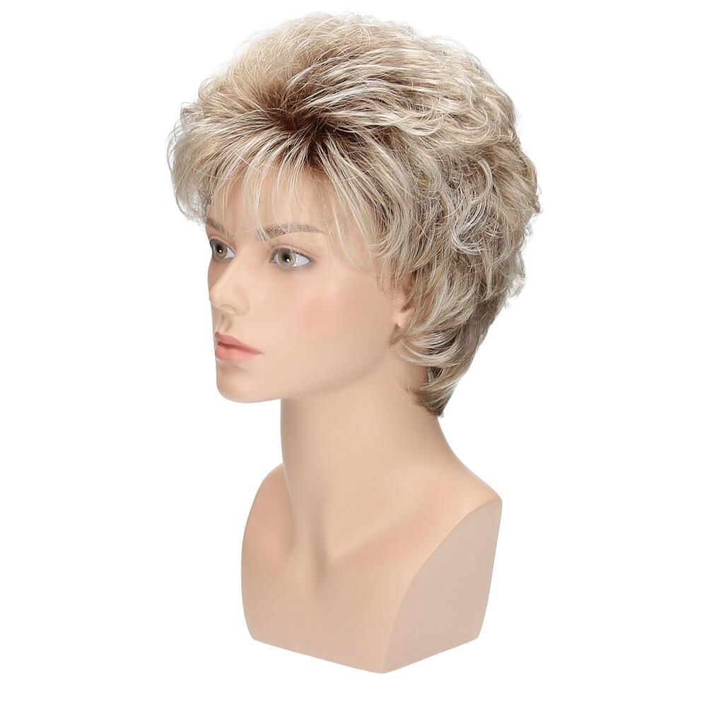 Perücke Mia von Lofty, blond-braun, auf einem Schaufensterkopf. Seitenansicht.