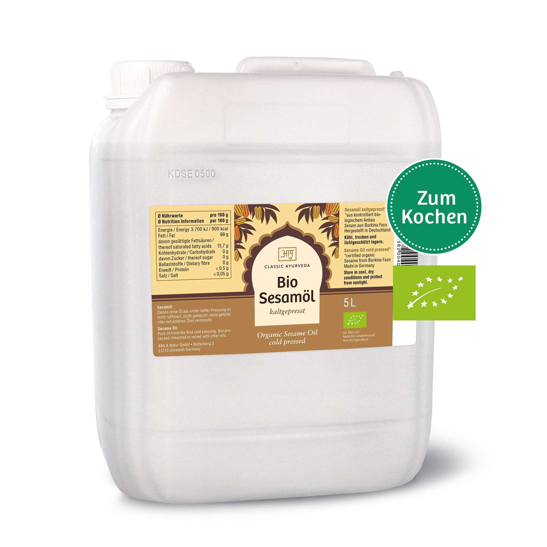 Weißer Kanister mit Bio Sesamöl. Aufschrift: Bio Sesamöl, 5L, kaltgepresst. Bio-Siegel. Grüner Aufkleber: Zum Kochen.