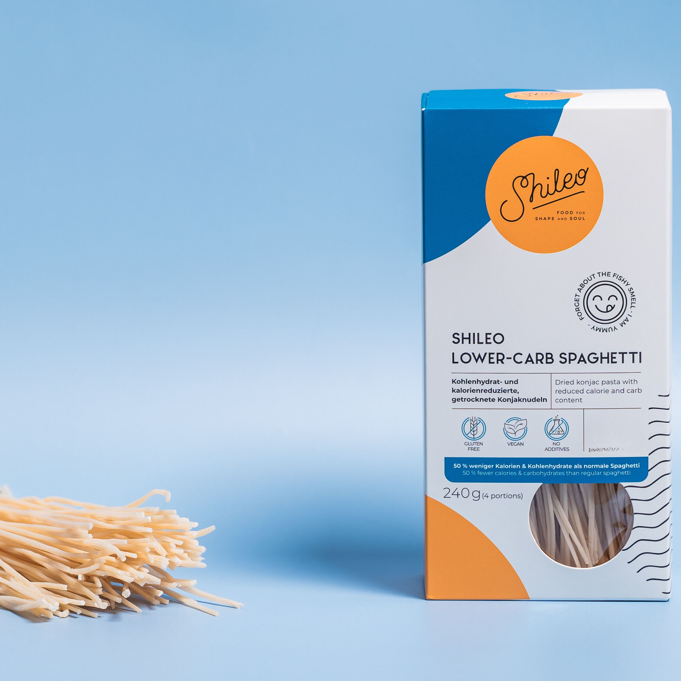 Verpackung SHILEO Lower-Carb Spaghetti. Geöffnete Packung mit Spaghetti daneben. Aufdrucke: Logo, Produktname, Nährwertangaben, Zertifizierungen. Blauer Hintergrund.