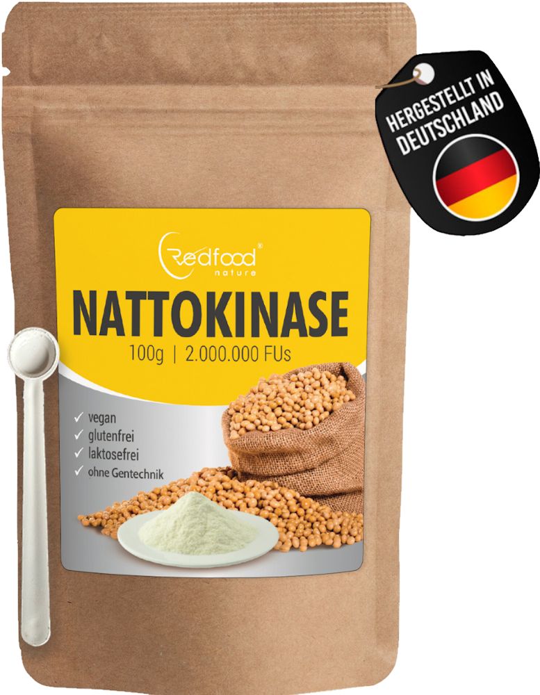 Braune Tüte mit gelbem Etikett. Text: Redfood Nattokinase 100g. Mit Messlöffel. Vegan, glutenfrei, laktosefrei. Aufkleber: Hergestellt in Deutschland.