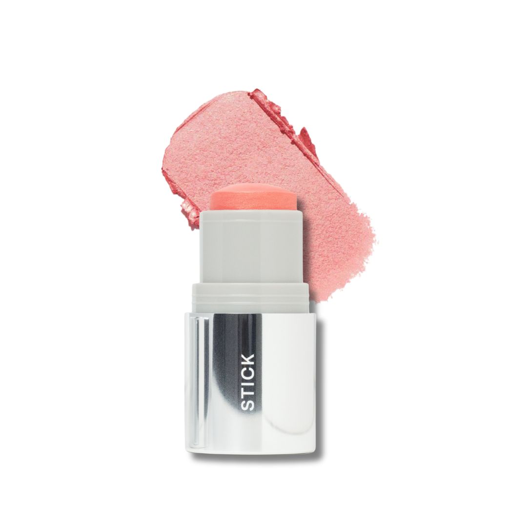 Blush-Stick mit rosa Farbton und Abstrich. Silberfarbener Behälter mit schwarzer Aufschrift STICK.
