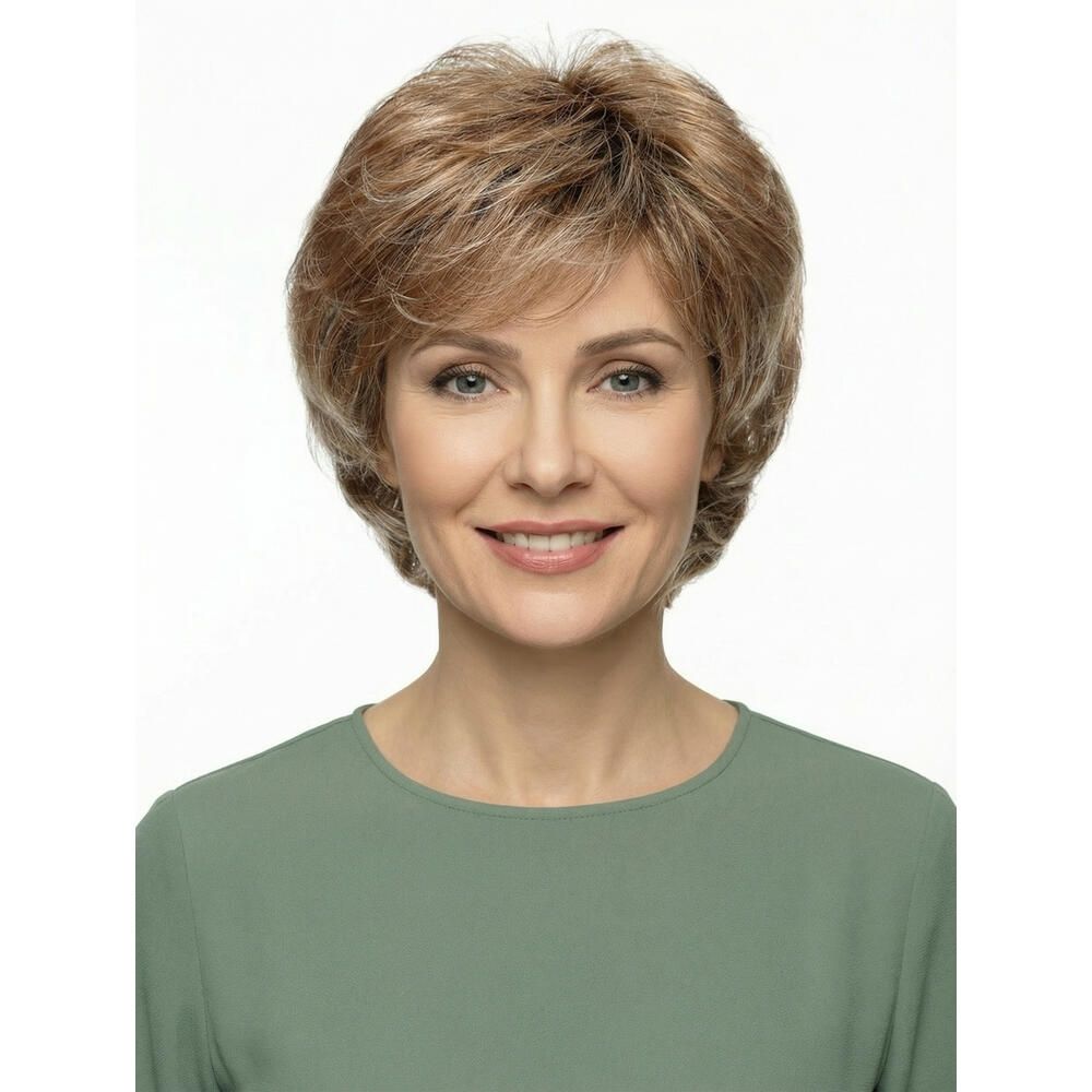 Kurzhaarperücke mit hellbraunen und blonden Strähnen. Die Perücke bedeckt den Kopf einer Frau, die ein grünes Oberteil trägt.