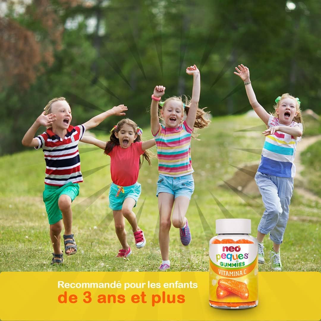 Kinder rennen und jubeln neben einer Flasche Neo Peques Gummies Vitamin C. Text: Empfohlen für Kinder ab 3 Jahren.