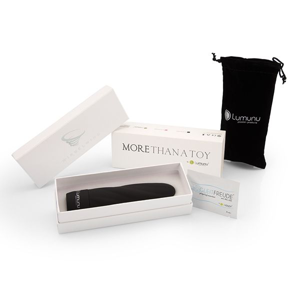 Produktverpackung mit schwarzem Vibrator, Boxen mit Text, Beutel und Karte.