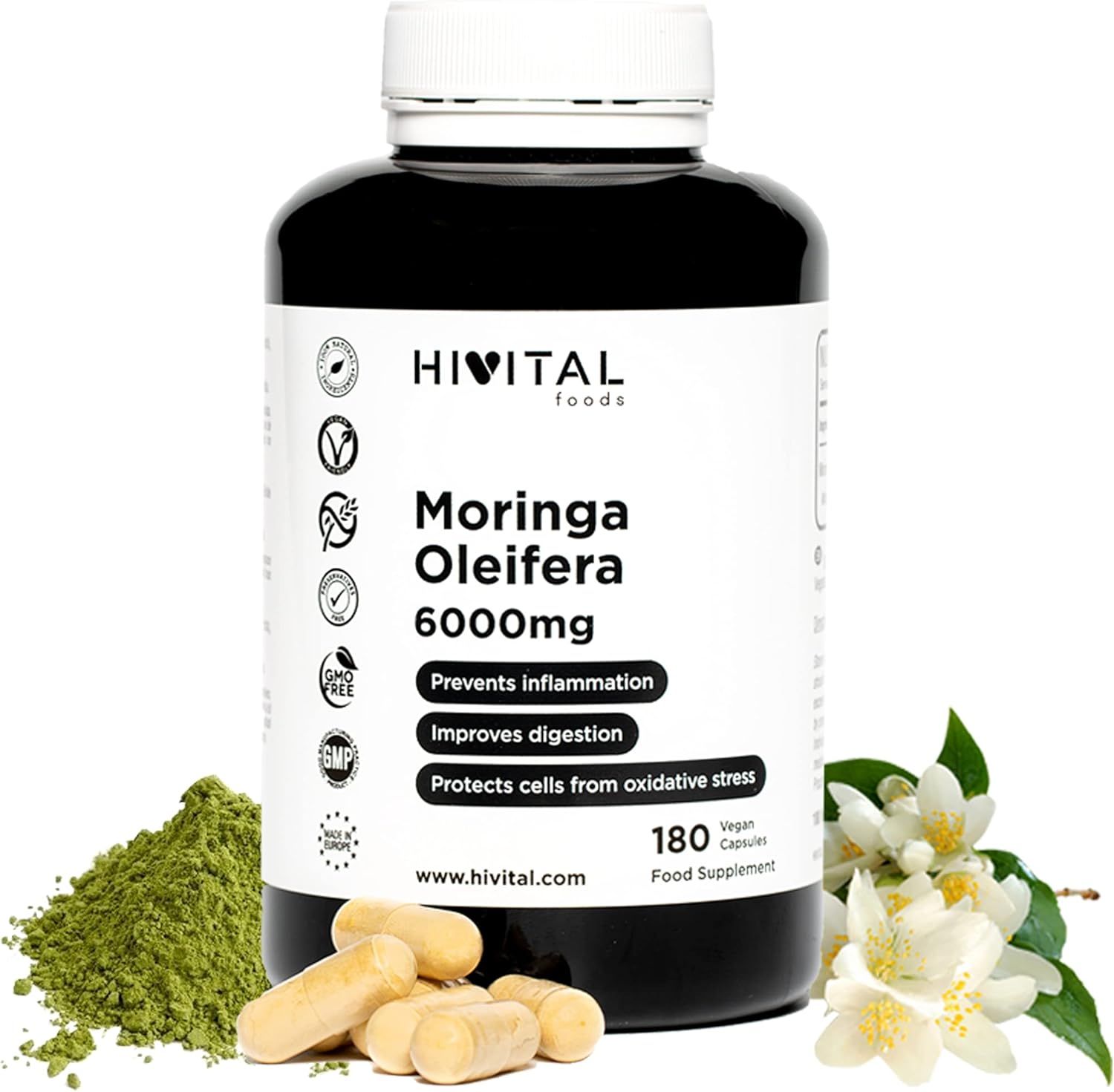 HIVITAL Moringa Oleifera Kapseln. Weiße Flasche mit schwarzem Etikett. Enthält 180 Kapseln. Grünpulver, Kapseln und Blüten daneben.