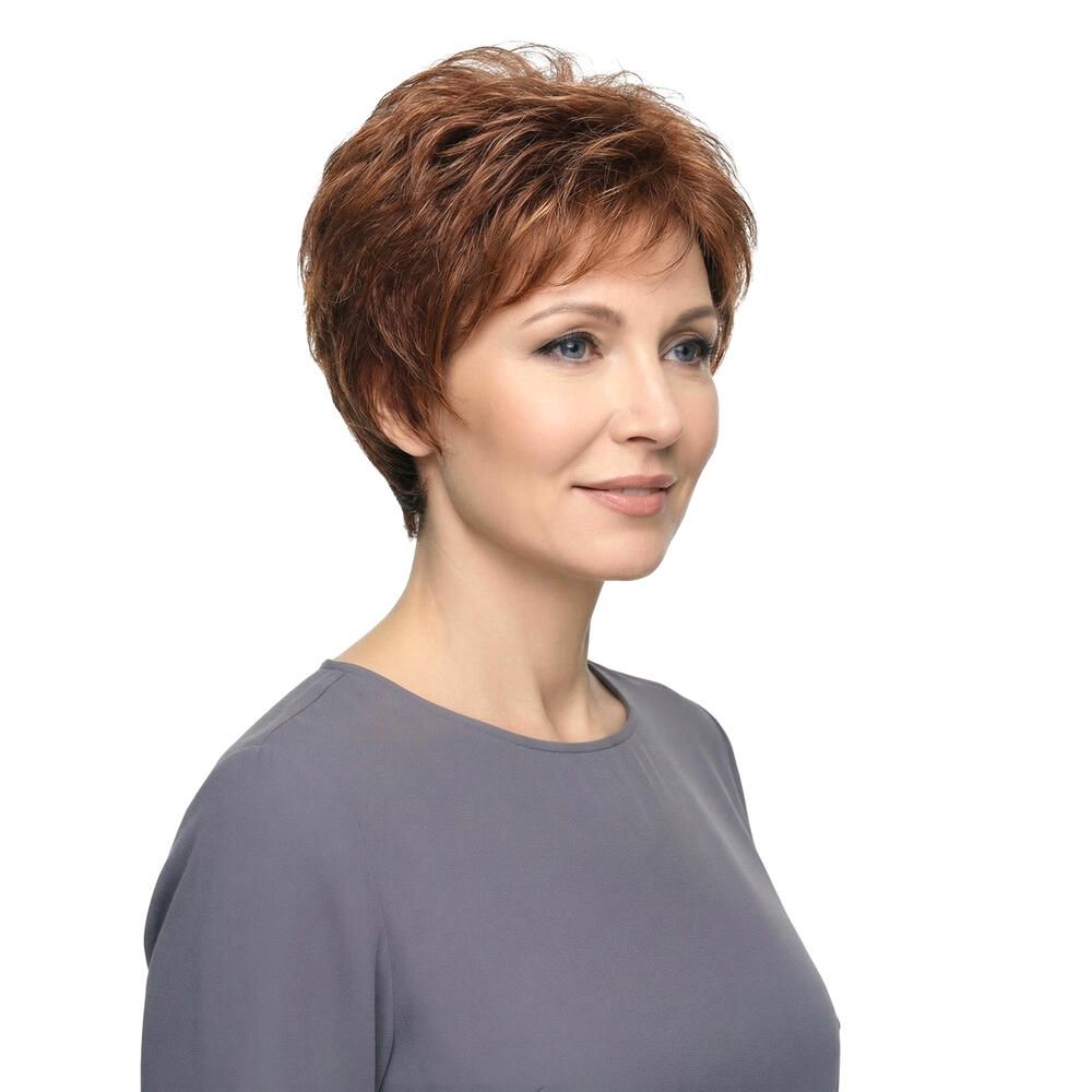 Kurzhaarperücke in Rotbraun. Die Perücke bedeckt den Kopf einer Frau. Sie trägt ein graues Oberteil.