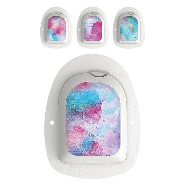 Diasticker® Omnipod Stickerset "Watercolor". Drei Geräte mit Aufklebern und ein Gerät mit appliziertem Aufkleber.