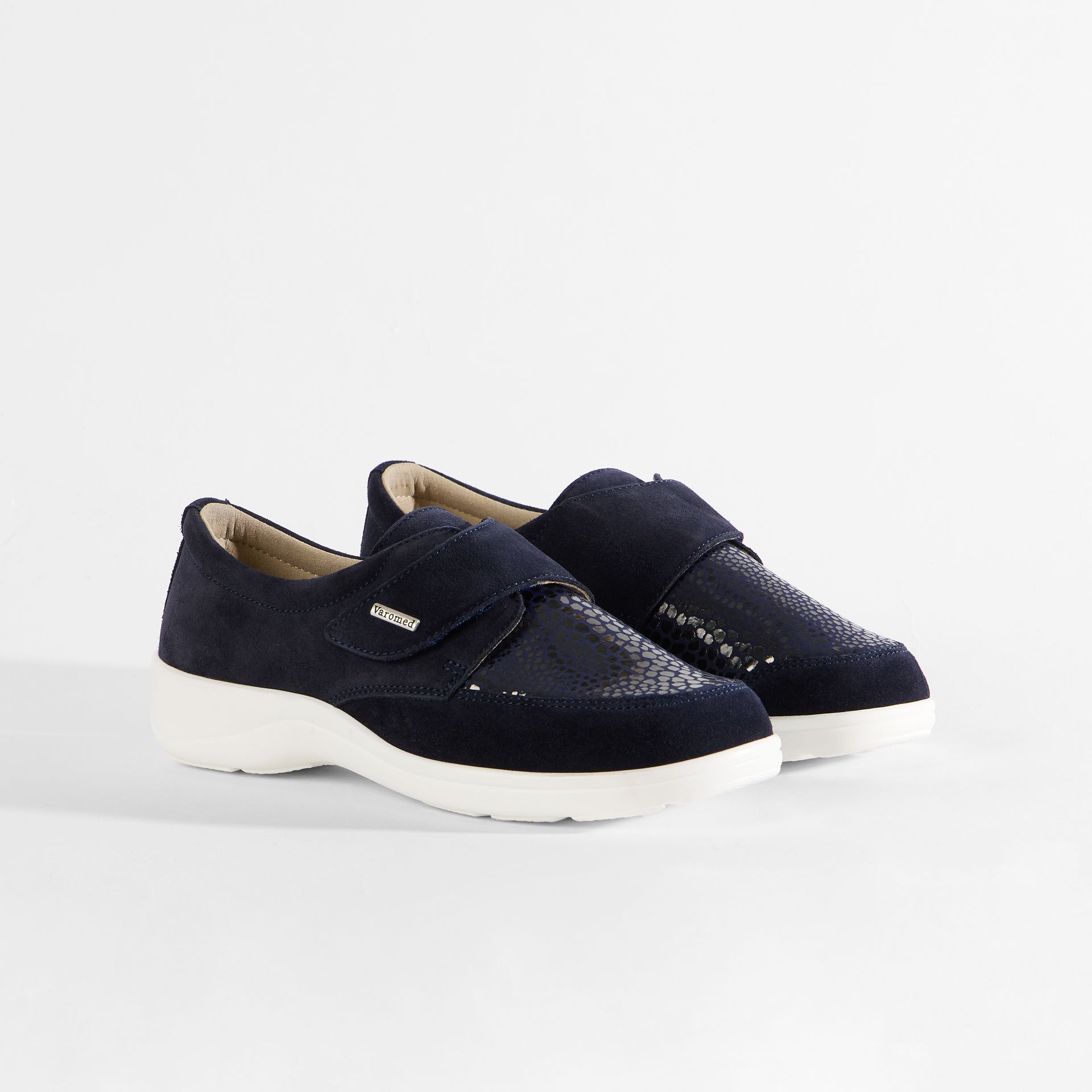 Dunkelblaue Damenschuhe mit Klettverschluss und Musterdetail.