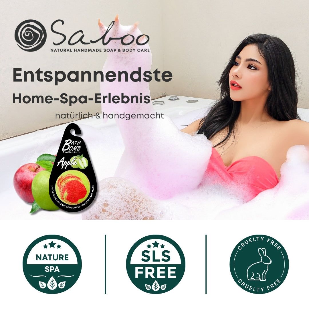 Frau in Badewanne mit Schaum. Apfel-Bad Bombe und Logo. Text: SABOO, Entspannendste Home-Spa-Erlebnis.