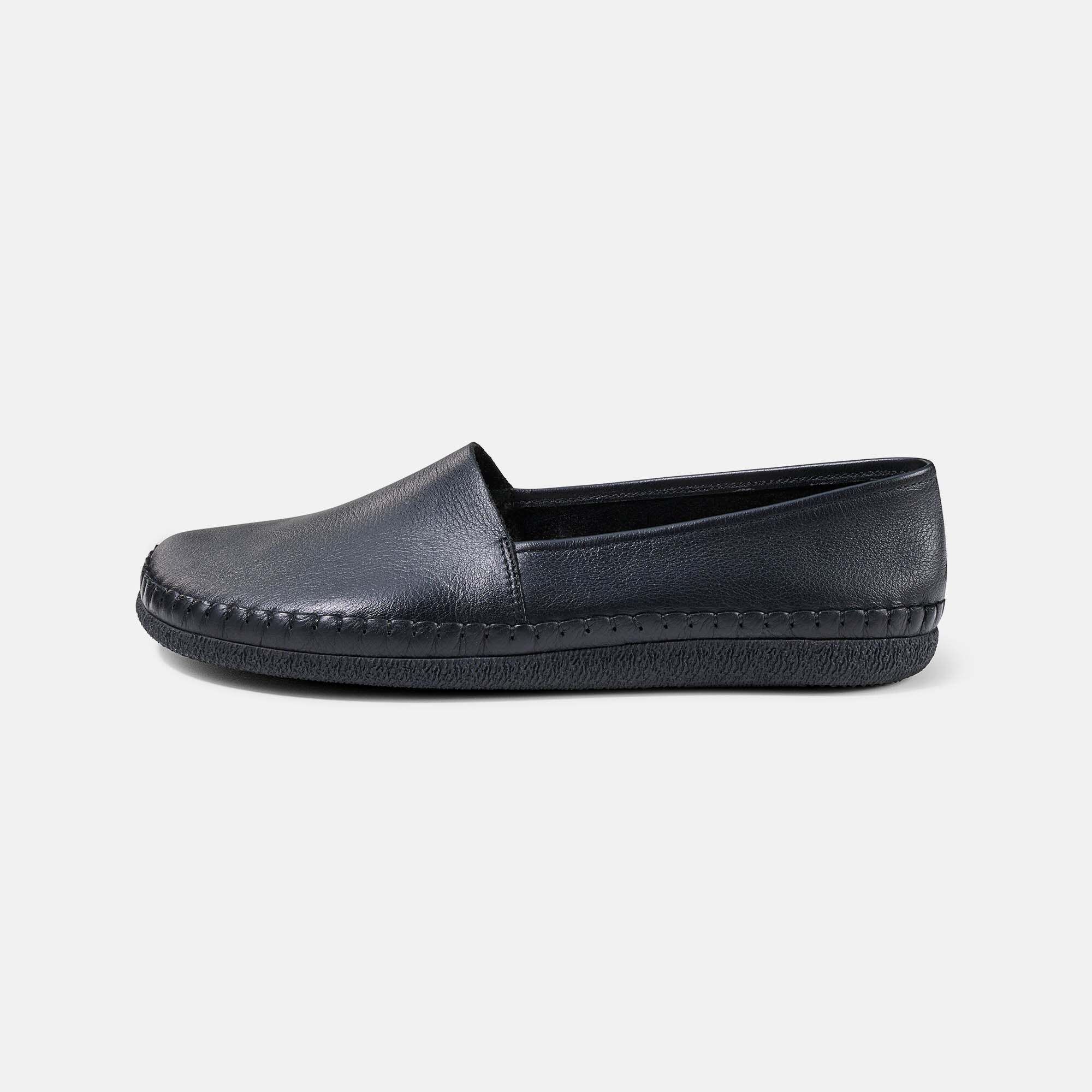 Schwarzer Leder-Slipper, breite Passform, von der Seite.