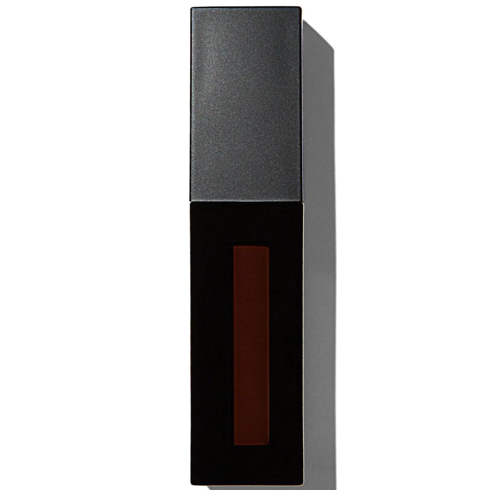 Schwarze, rechteckige Lipgloss-Verpackung mit dunkler, matter Kappe. Sichtbarer, brauner Inhalt durch ein rechteckiges Fenster.