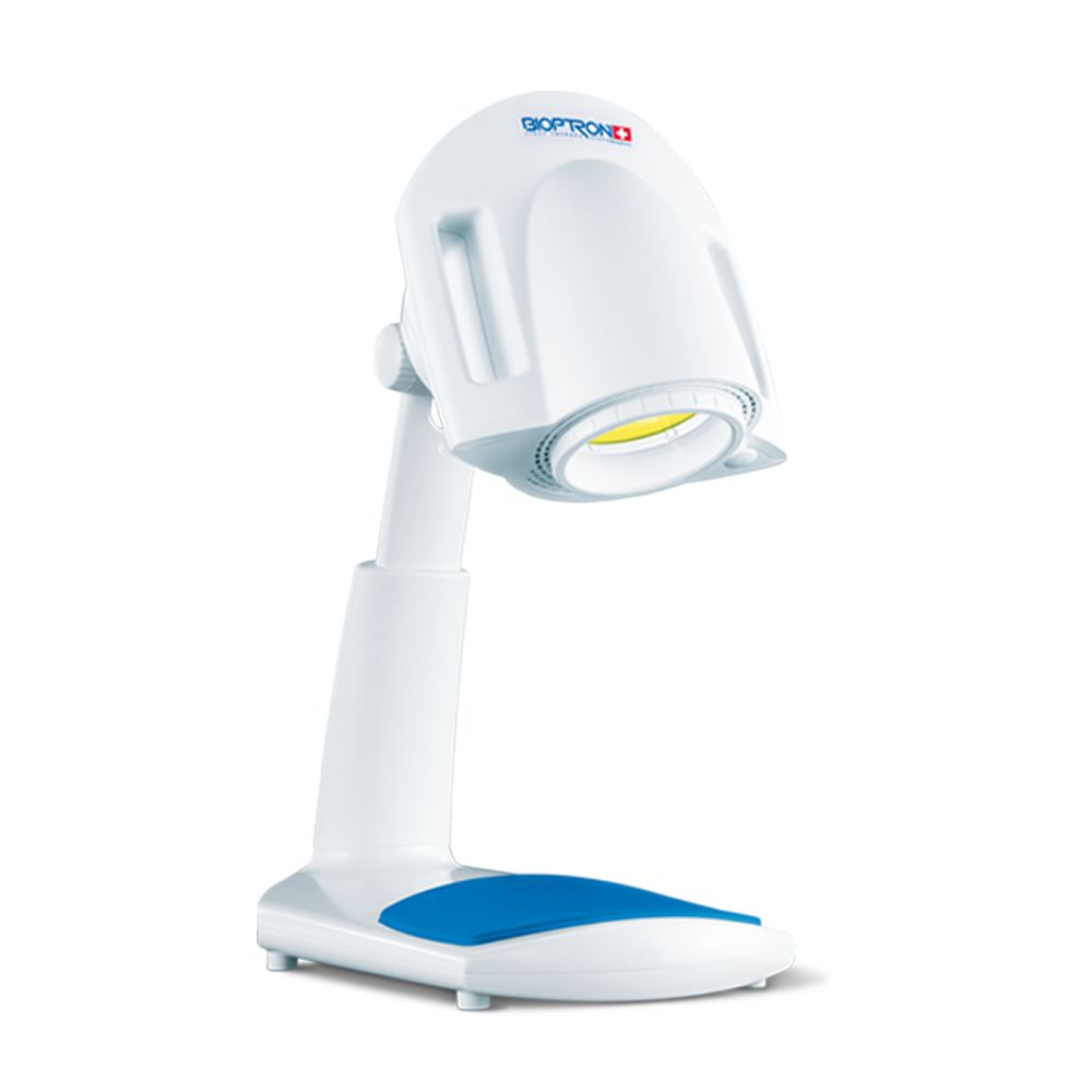 Medizinisches Gerät, weiß mit blauem Akzent. Der Leuchtkopf ist auf einem Ständer montiert. Sichtbar ist der Schriftzug Bioptron PRO 1.
