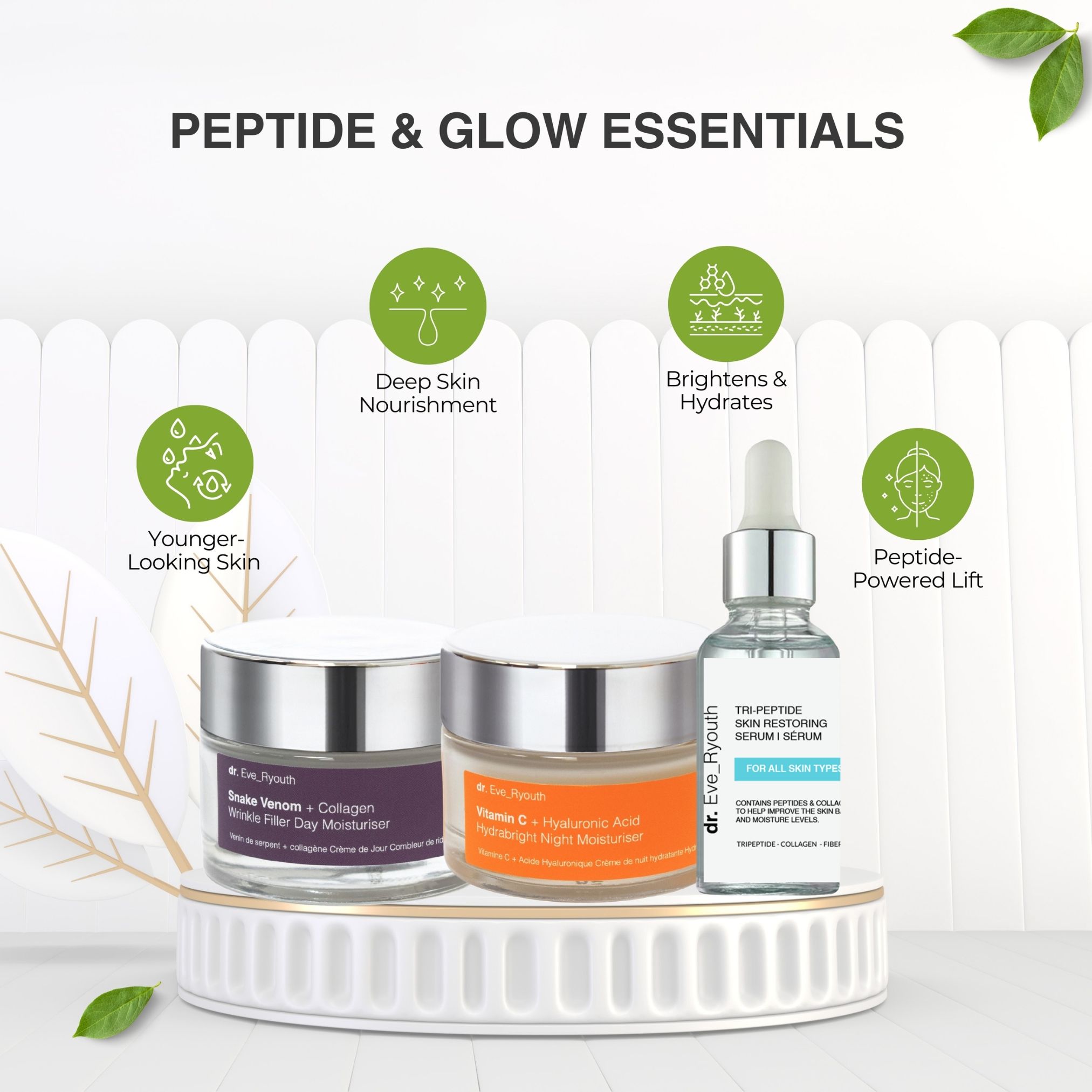 Drei Kosmetikprodukte auf Podest. Zwei Cremetiegel, ein Serumfläschchen. Beschriftung: Dr. Eve_Ryouth, Peptide & Glow Essentials.