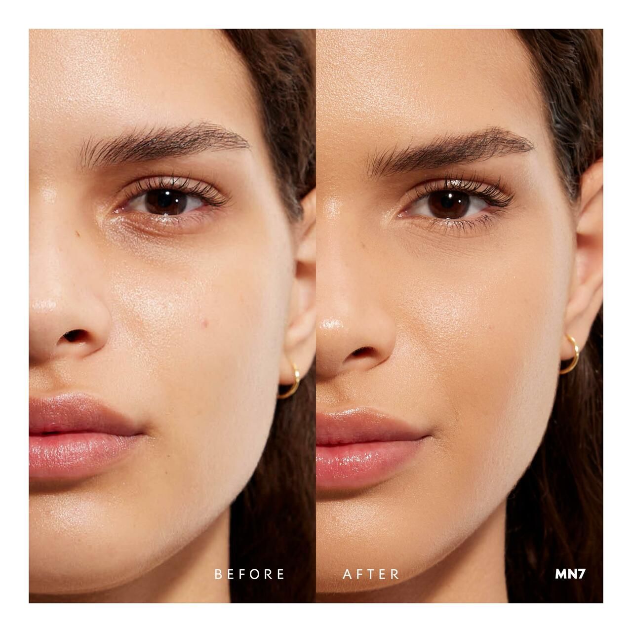 Gesicht einer Frau, geteilt in zwei Hälften. Links ungeschminkt, rechts mit Foundation. Text: BEFORE, AFTER, MN7.