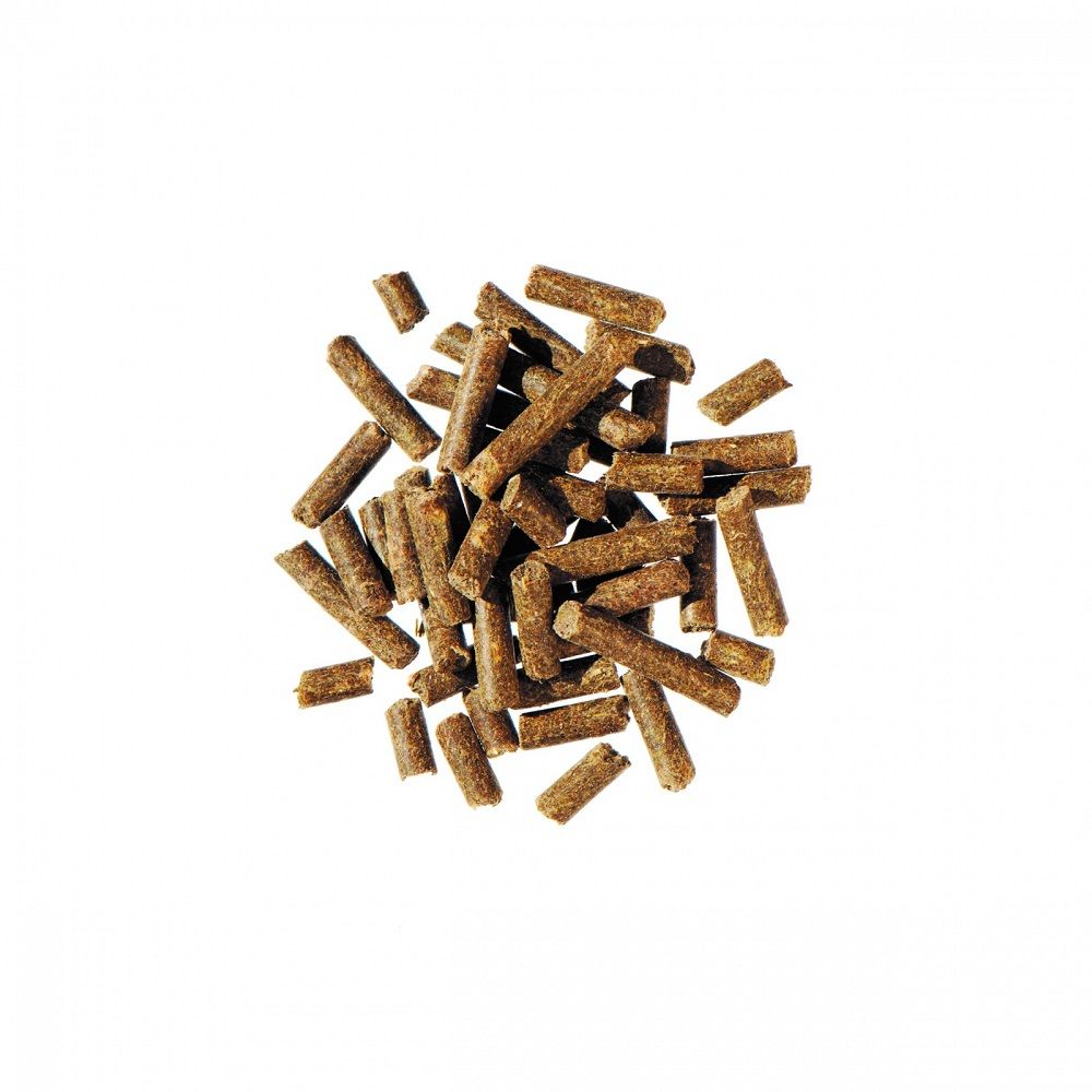 Haufen von Agrobs Bierhefe Pur Pellets auf weißem Hintergrund.