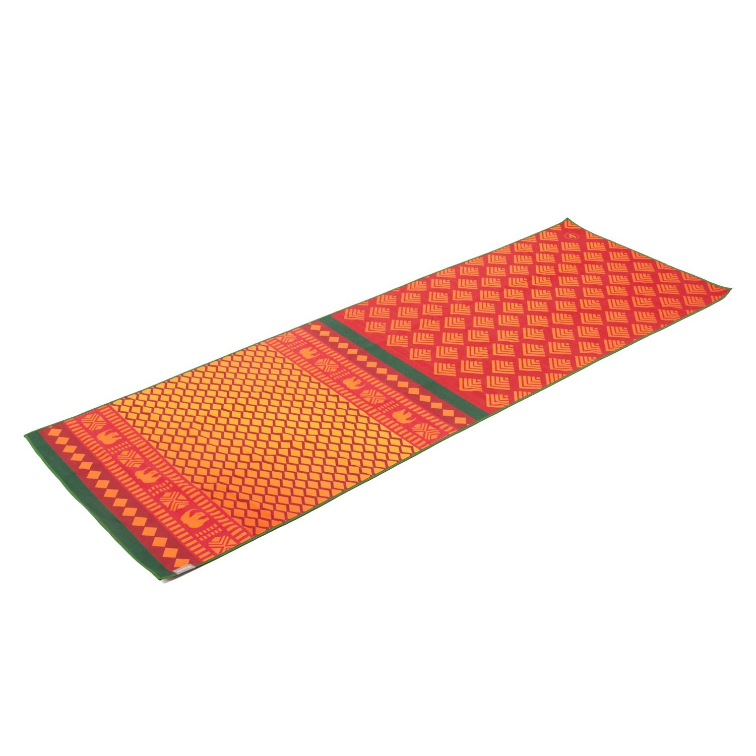 Yoga-Handtuch, rot-gelb. Schräg liegend, mit Mustern und grünen Streifen. Elefanten- und geometrische Muster.