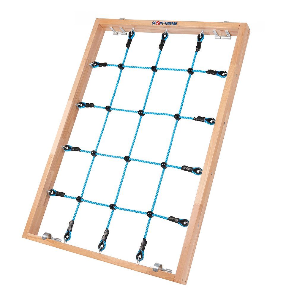Kletterelement mit Holzrahmen und blauem Seilnetz. Befestigungsmaterial sichtbar.