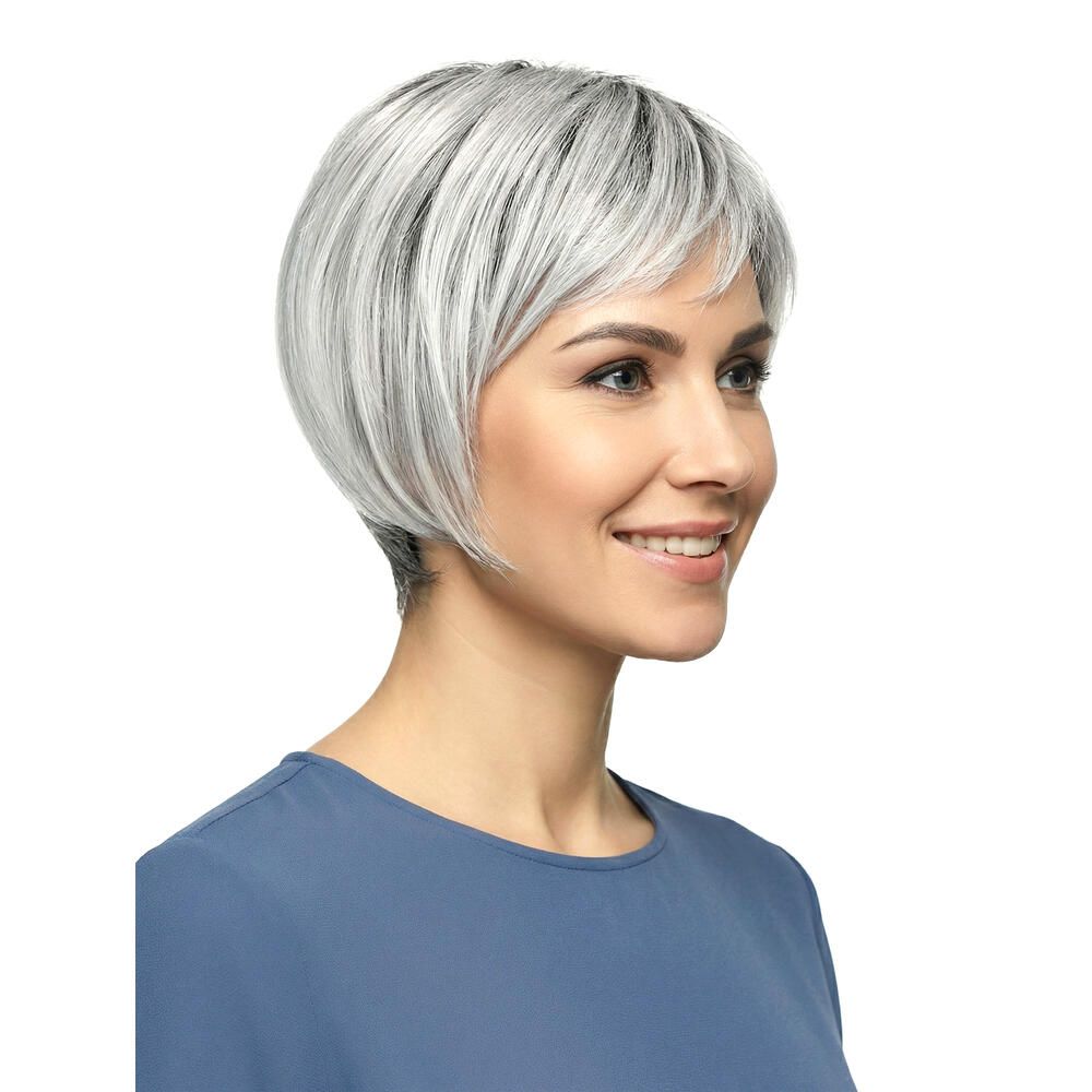 Kurzhaarperücke mit grauem Haar und Pony. Die Frau trägt ein blaues Oberteil. Seitenansicht.