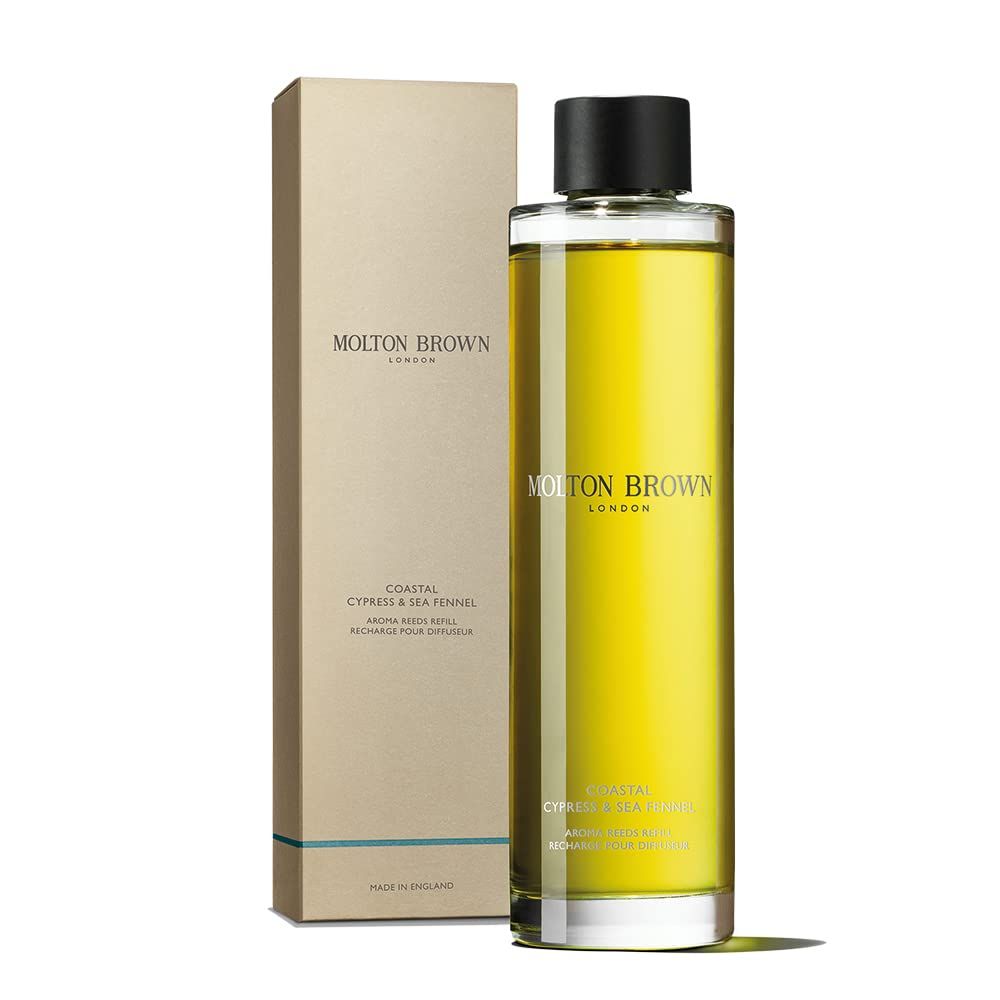 Flakon mit schwarzem Deckel und Karton. Aufschrift: Molton Brown London, Coastal Cypress & Sea Fennel. Gelbe Flüssigkeit sichtbar.