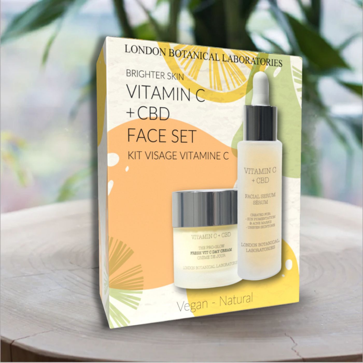 Geschenkset mit Serum und Creme. Enthält Vitamin C + CBD. Vegan und natürlich. Verpackung mit Logo und Produktnamen.