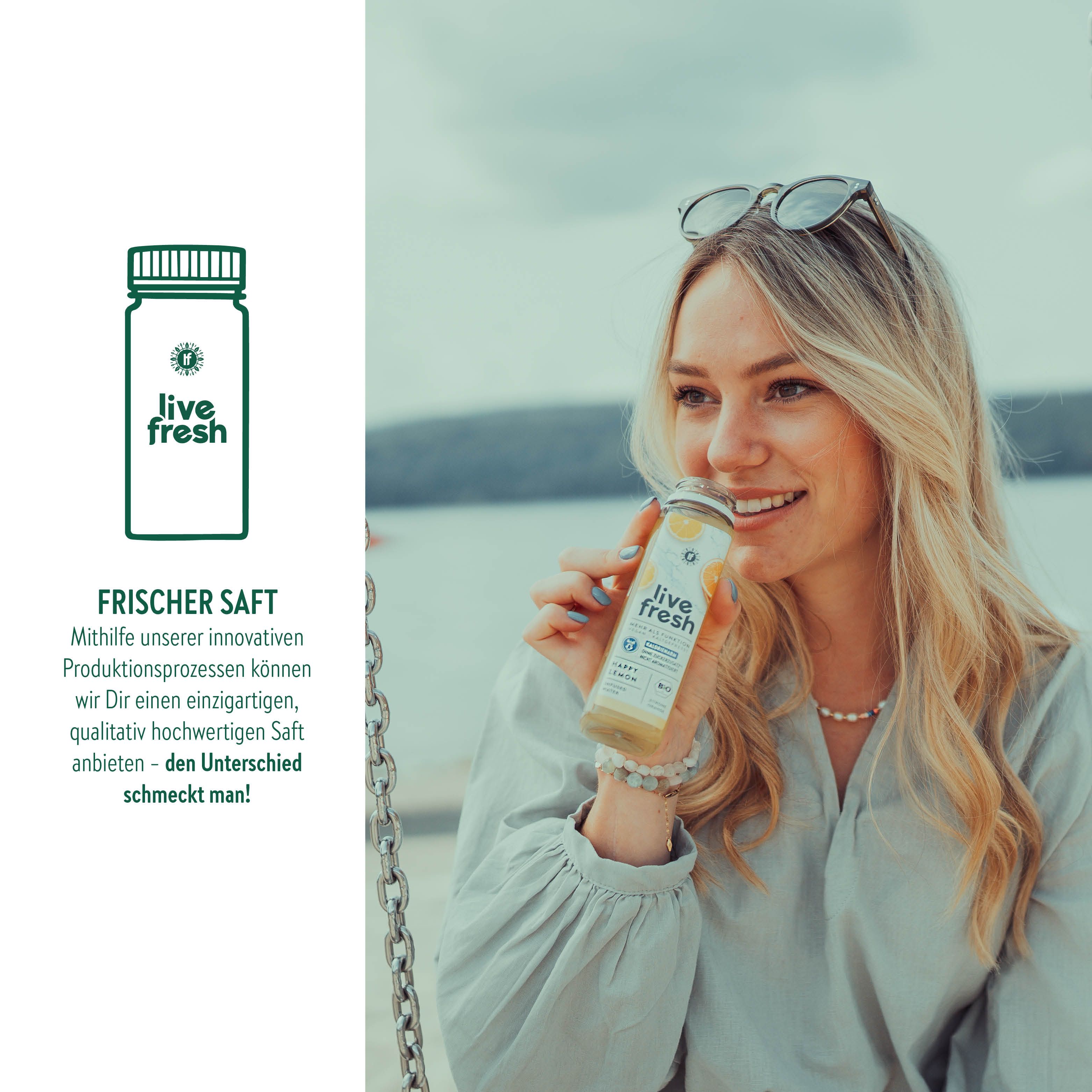 Eine Frau trinkt aus einer kleinen Flasche. Auf der Flasche steht "live fresh". Im Hintergrund ist eine Kette und Wasser zu sehen.