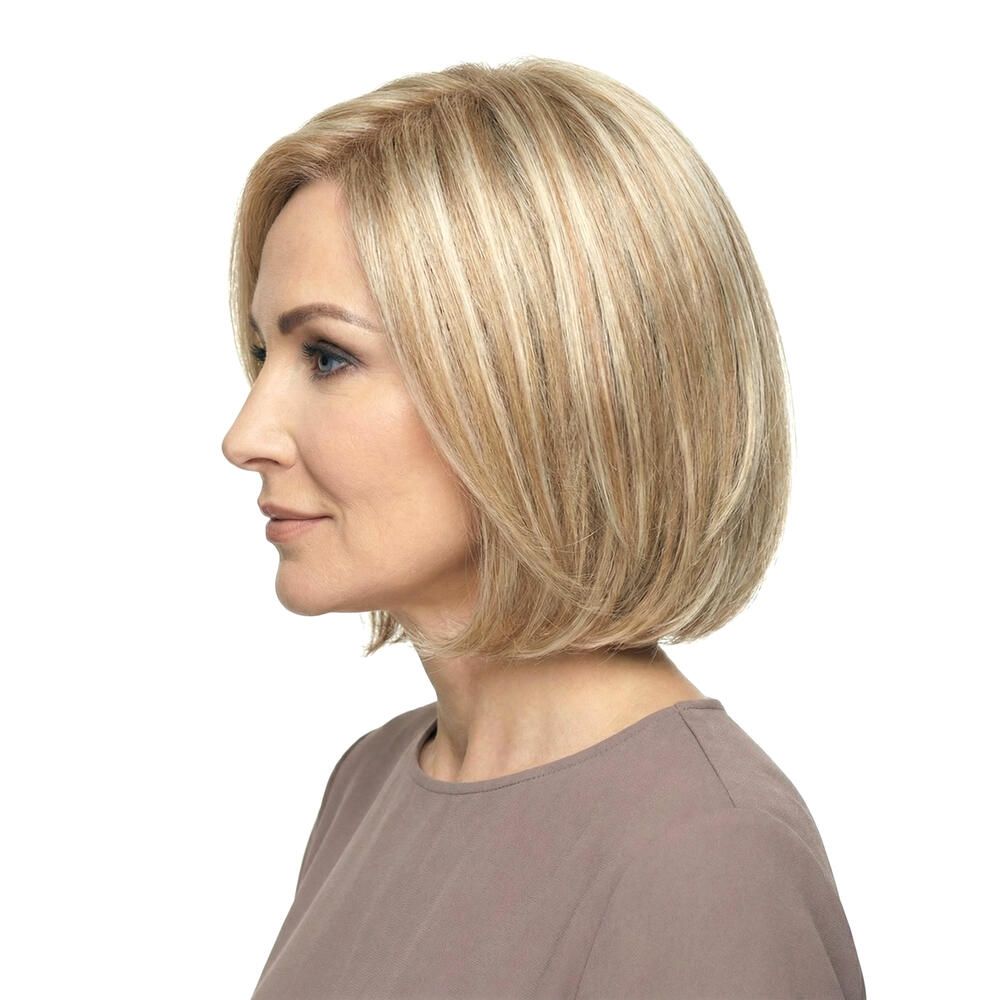 Blonde Perücke mit gestuften Haaren. Seitenansicht einer Frau mit der Perücke. Hellbraunes Oberteil.