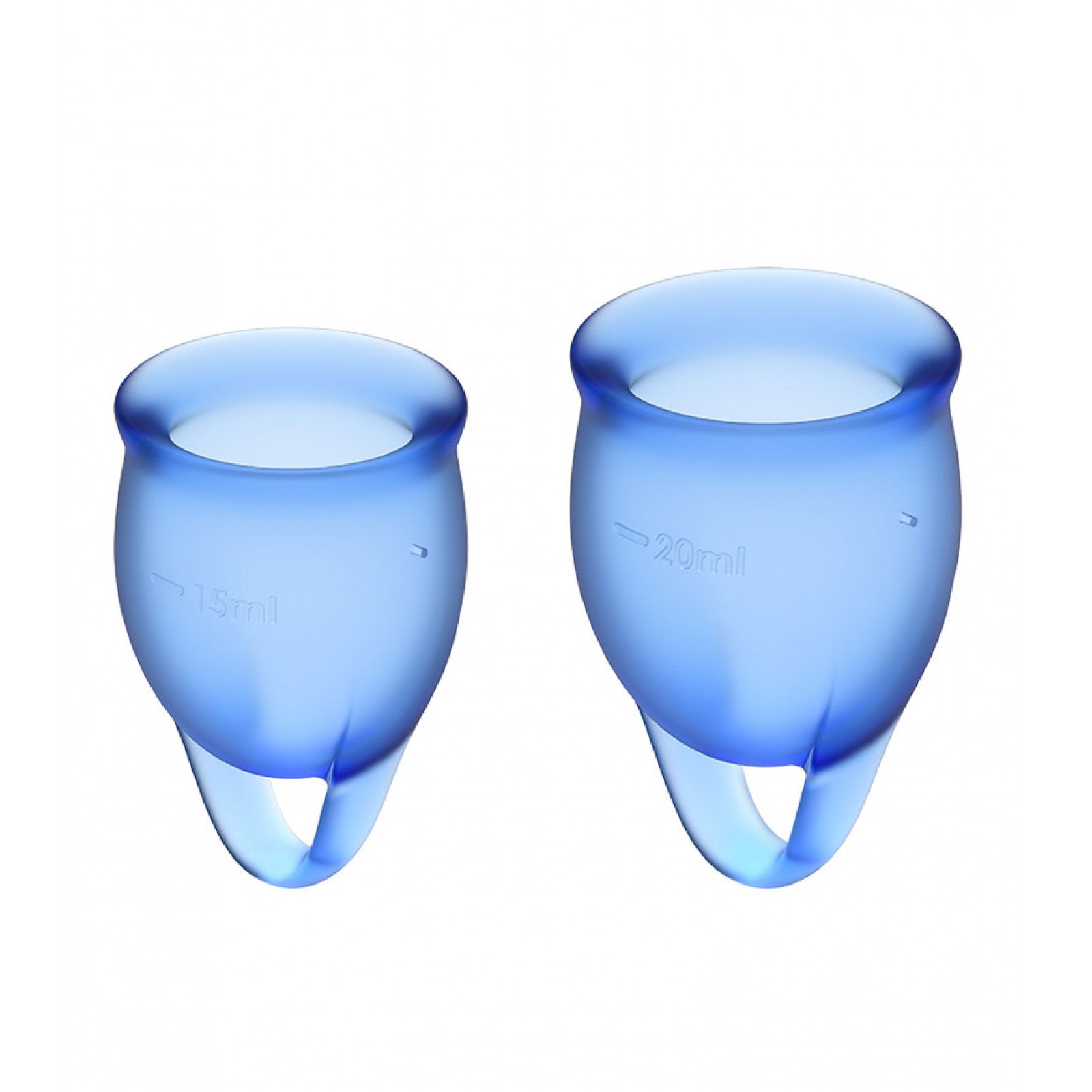 Zwei blaue Menstruationstassen. Eine mit 15ml Markierung, die andere mit 20ml. Beide haben einen Ring.