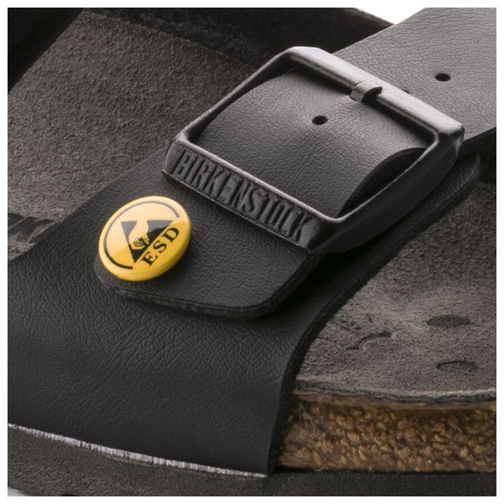 Nahaufnahme einer schwarzen Birkenstock-Sandale mit ESD-Logo und Schnalle mit Birkenstock-Schriftzug.