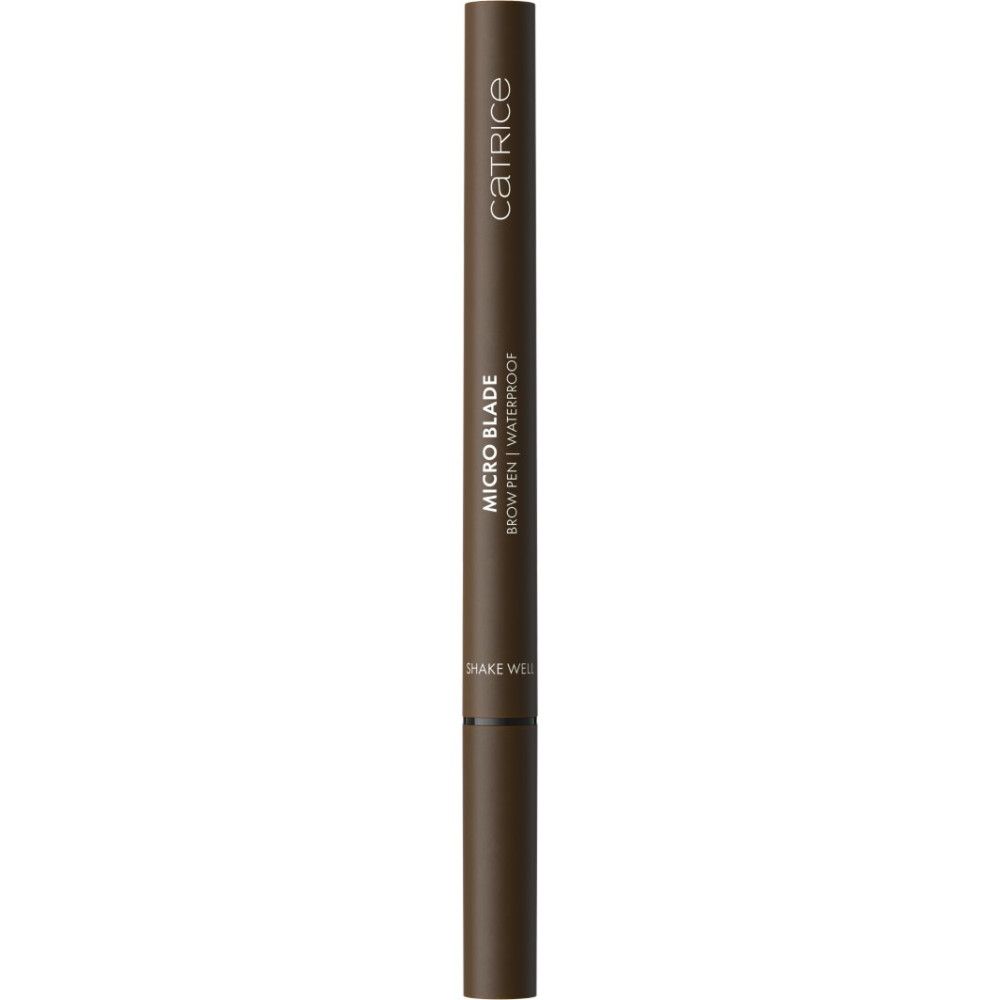 Catrice Micro Blade Augenbrauenstift. Brauner Stift mit schwarzer Spitze. Produktname und Marke sichtbar.