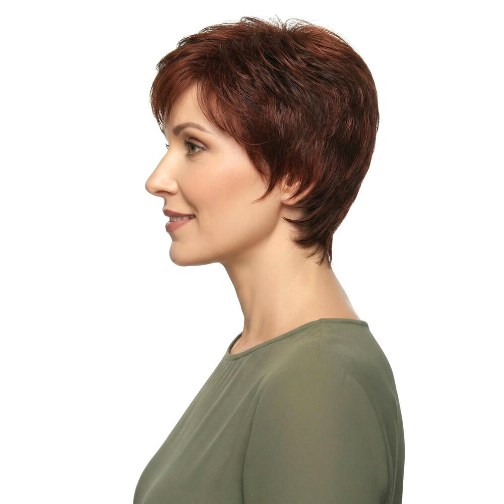 Kurzhaarperücke in Rotbraun. Seitenansicht einer Frau mit Perücke. Kurzer, gestufter Schnitt.