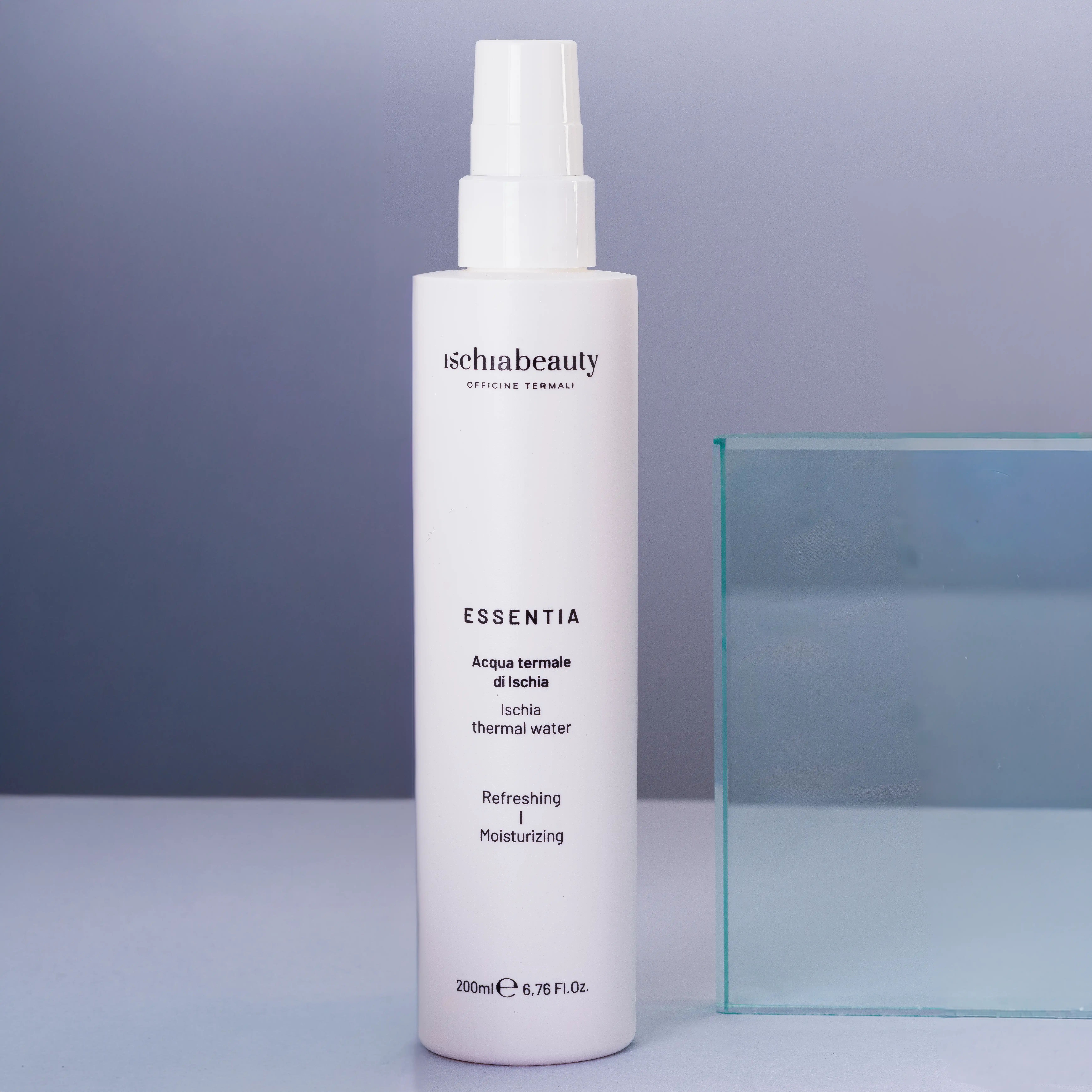 Weißes Spray mit 'ischiabeauty' und 'ESSENTIA'. 'Acqua termale di Ischia'. Erfrischend und feuchtigkeitsspendend.