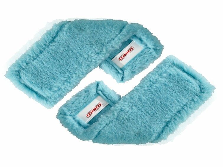 Zwei blaue Wischbezüge mit LEIFHEIT-Logo. Flauschiges Material. Rechteckige Form mit abgerundeten Ecken. Weißes Logo-Etikett.