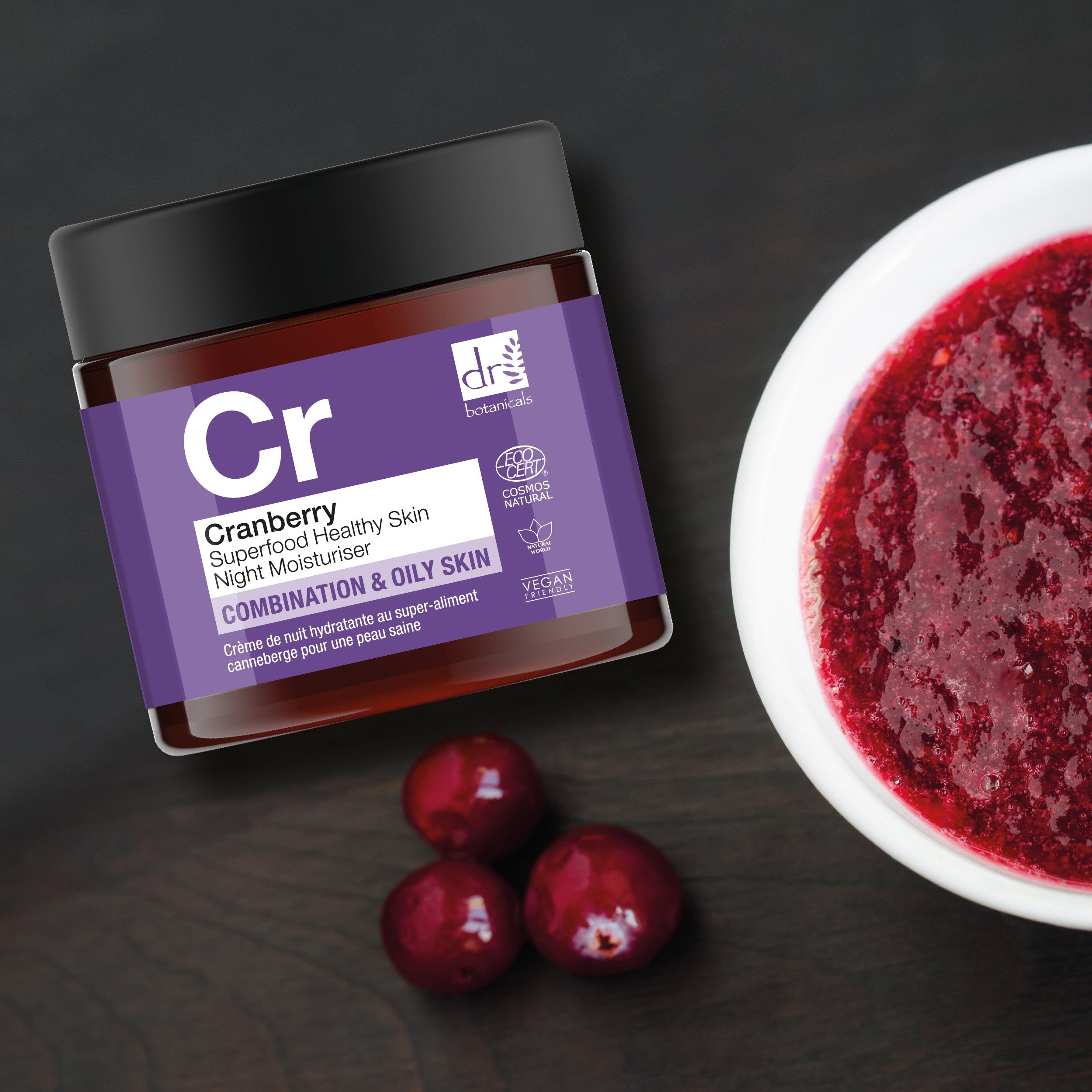Creme-Tiegel mit Cranberrys und Creme. Aufschrift: Cranberry Superfood Healthy Skin Night Moisturiser. Marke: Dr Botanicals.