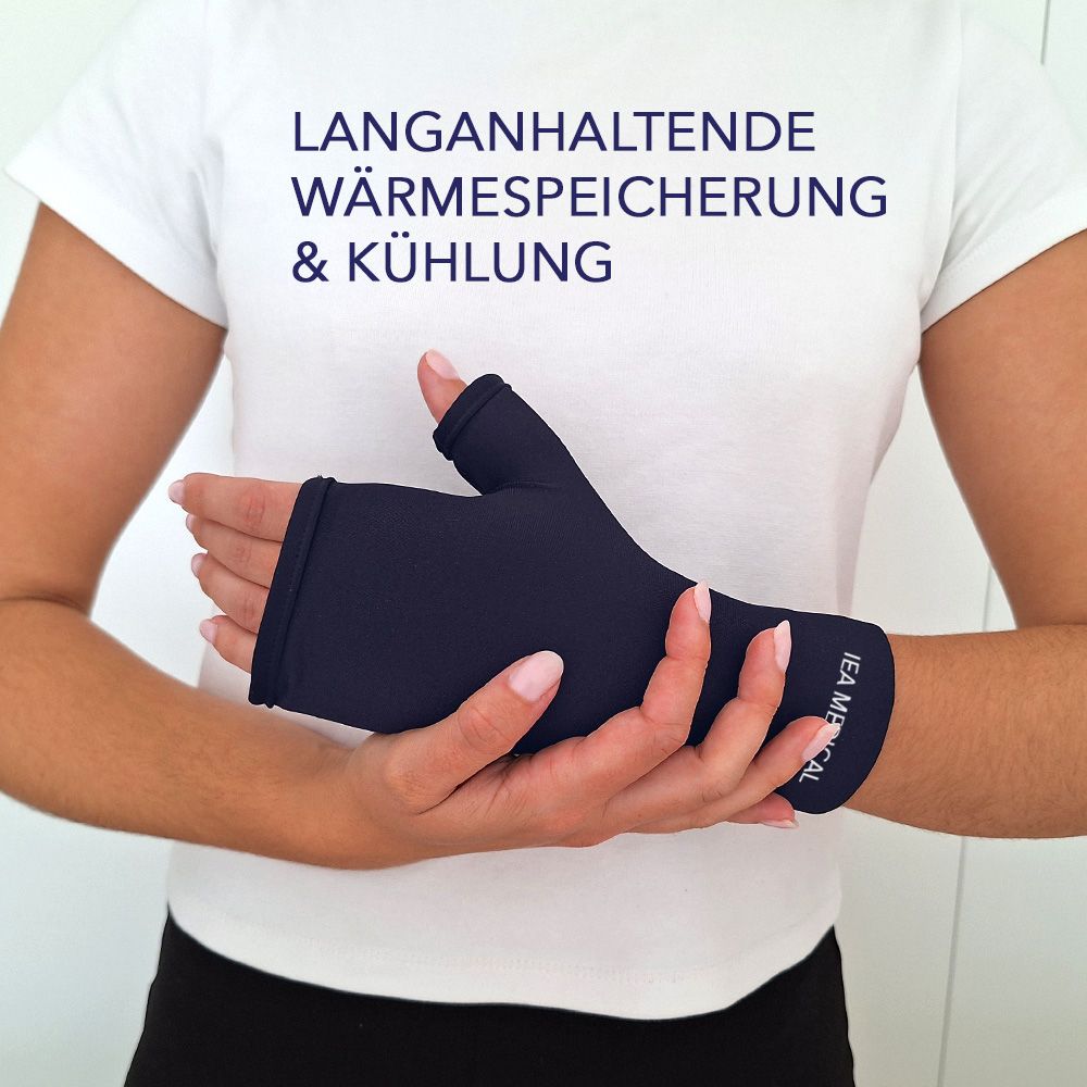 Person hält Kühlhandschuh. Text: LANGANHALTENDE WÄRMESPEICHERUNG & KÜHLUNG. Dunkelblau, Daumenöffnung, Marke IEA MEDICAL.