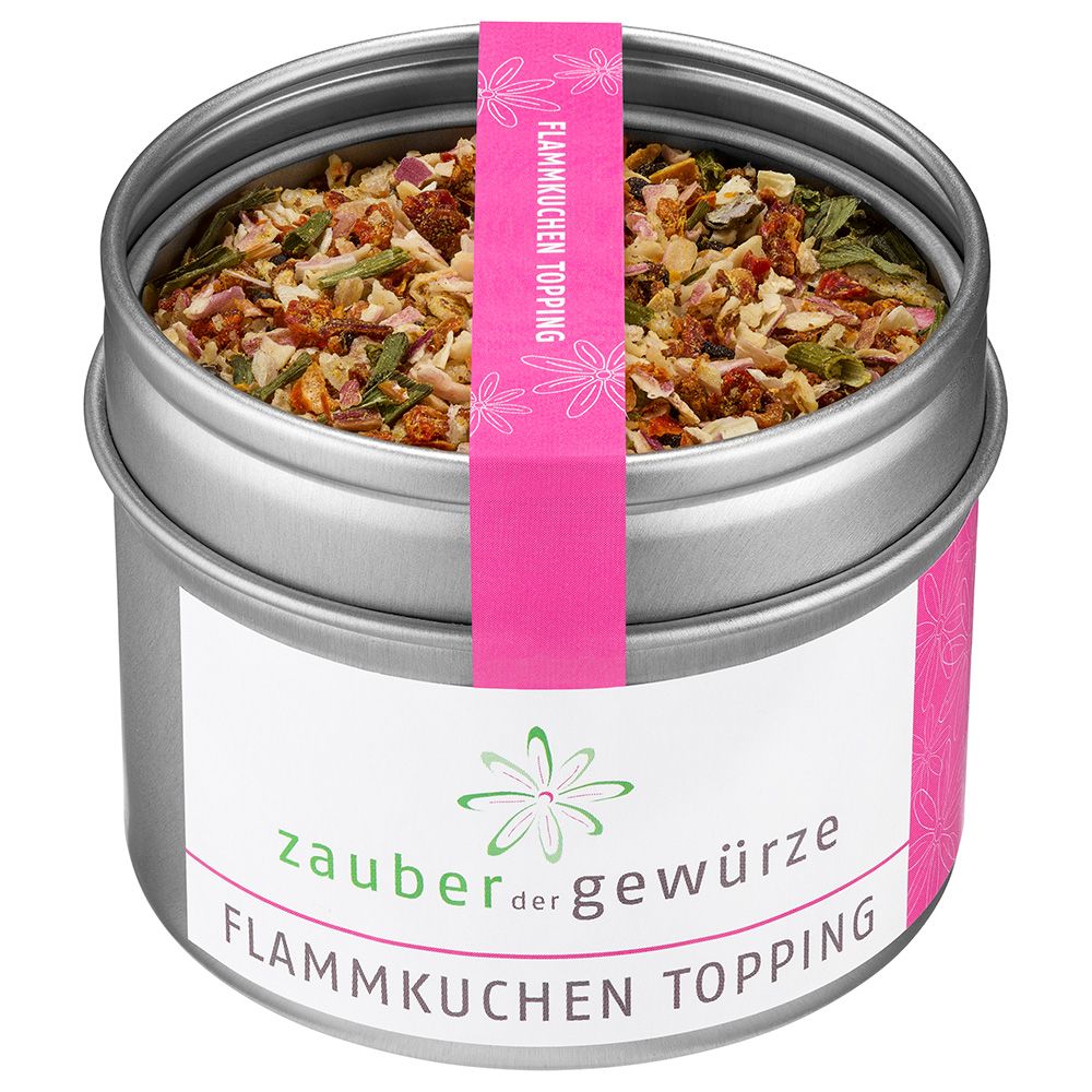 Metallbehälter mit Flammkuchen Topping. Rosa Etikett mit Produktname. Kräutermischung sichtbar.