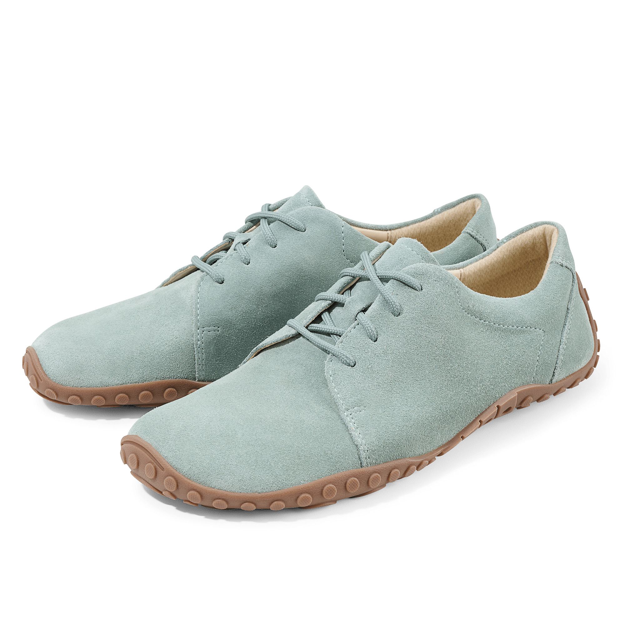 Zwei hellgrüne Schnürschuhe mit brauner Sohle. Aus Wildleder. Blick von vorne.